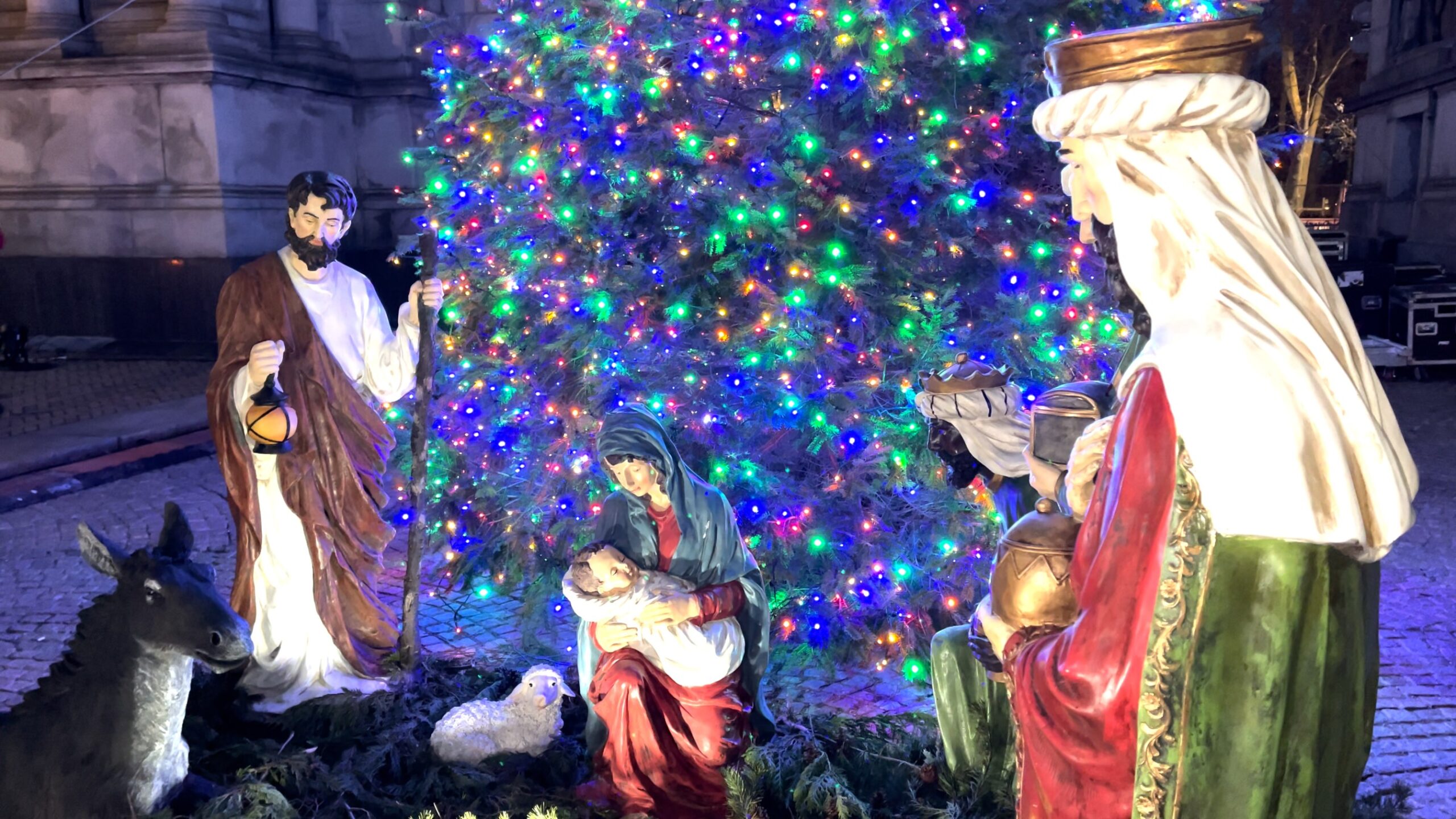 Moravian star factory: 125 years of Christmas — and geometry - Detroit  Catholic