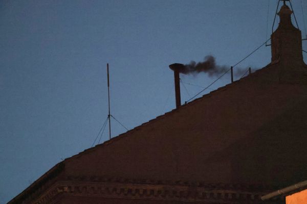 20250507T1505 BLACK SMOKE VATICAN CONLAVE 1796442 (1)
